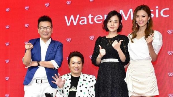 蔡义德(左2)推出新专辑《一年一年老》,沈玉琳(左起)、李亮瑾、方千玉站台。(图片来源:自由时报/陈逸宽摄)