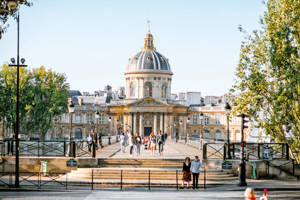 位于巴黎塞纳河畔的法兰西学会(Institut de France)(123RF)