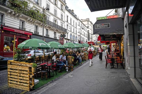 巴黎市区一家餐馆的临时露台(CHRISTOPHE ARCHAMBAULT/AFP via Getty Images)