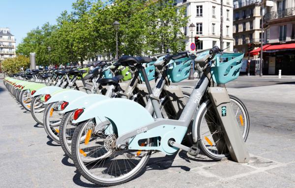 2020-2021学年开始,巴黎18岁青少年可报销交通费,包括共享单车(Vélib)。 (123RF)