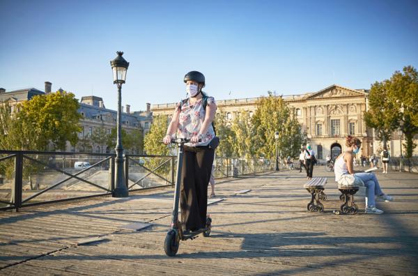 9月14日，头戴口罩的市民，从巴黎塞纳河艺术桥（Pont des Arts）上经过。（Kiran Ridley/Getty Images）