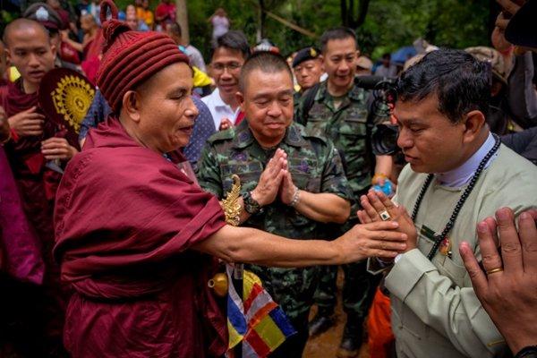 缅甸高僧古巴汶春 ( Kruba Boonchum) 带领弟子前往洞穴外祈福，超度公主亡灵化解恩怨 (Photo by Linh Pham/Getty Images)