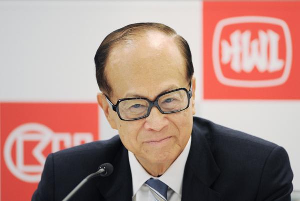 李嘉诚近年来不断甩卖大陆和香港资产。(Ed Jones/AFP via Getty Images)