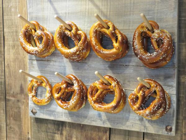 阿尔萨斯粗盐卷饼（Arnaud 25/Wikipedia /CC BY-SA 4.0）