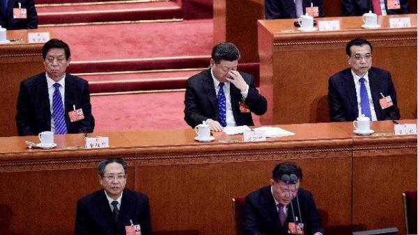 早在2012年就有资料显示,有九成中共中央委员亲属移民海外。图为中共高官在两会上。(图片来源:FRED DUFOUR/AFP via Getty Images)