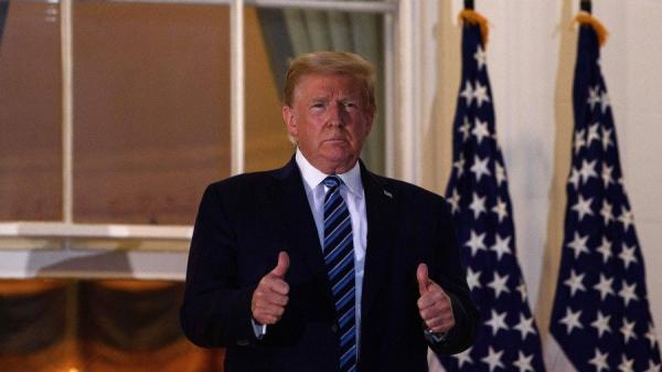 川普在短短的时间内出院回家，与其强大的心理素质和始终乐观向上的精神状态是分不开的。图为10月5日晚川普总统回到白宫后，在杜鲁门阳台上向记者和支持者致意。川普看上去表情严肃，但气色不错。（图片来源：NICHOLAS KAMM/AFP via Getty Images）