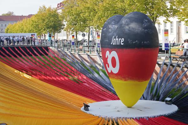 德国柏林街道布置了多个大型庆祝统一的景观。（Sean Gallup/Getty Images）