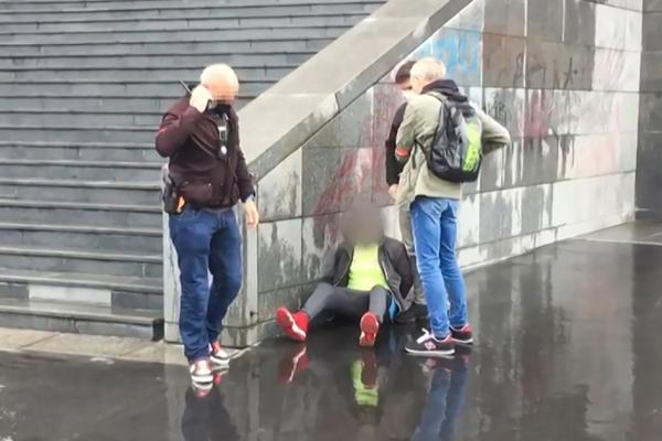 9月25日巴黎恐袭行动嫌犯(中)在巴士底歌剧院处被捕。(LAURA CAMBAUD/AFP via Getty Images)