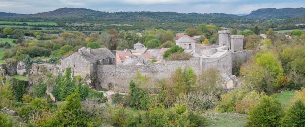 拉库韦尔图瓦拉德小镇远景(Krzysztof Golik/Wikipedia/CC BY-SA 4.0)