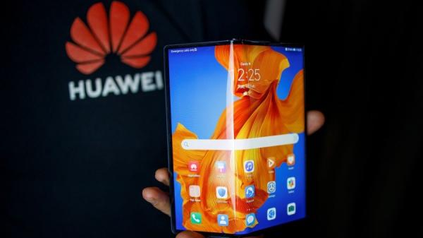 中秋节期间，腾讯给一万多名员工每人一部华为Mate Xs折叠手机。 （示意图/图片来源：TOLGA AKMEN/AFP via Getty Images）
