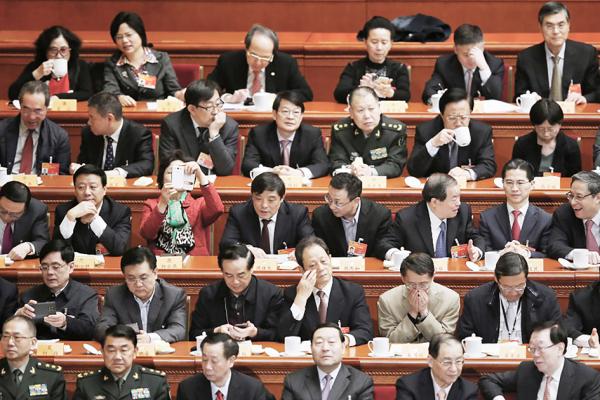 参加两会的官员(Feng Li/Getty Images)