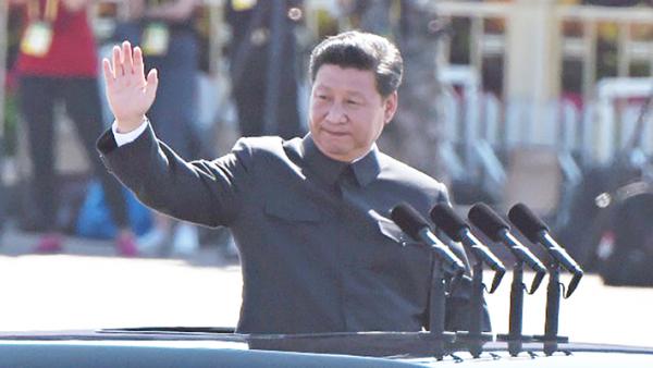 习近平出席阅兵式。(GREG BAKER/AFP/Getty Images)