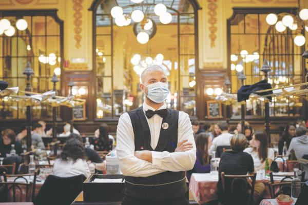 戴着口罩的巴黎一家知名餐馆服务生，摄于今年10月10日。（Kiran Ridley/Getty Images）