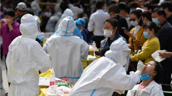 青岛市卫健委周一(10月12日)凌晨通报说,全市制定并启动了全员核酸检测方案。(图片来源:STR/AFP/Getty Images)