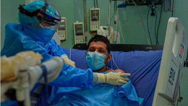 医生在ICU照顾武汉肺炎重症患者。(图片来源:LUIS ACOSTA/AFP via Getty Images)