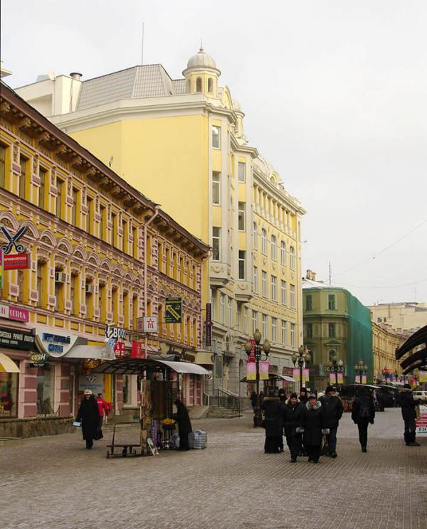 位于莫斯科阿尔巴特街的俄罗斯国际航空总部。(图中鹅黄色建筑)(NVO/Wikipedia/CC BY-SA 4.0)
