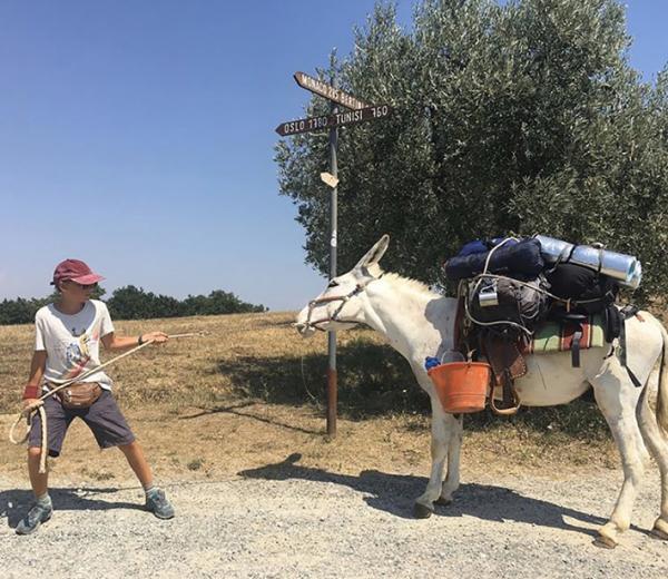 罗密欧和他在途中驯服的一只野驴。(IG/@romeos_big_journey_home)