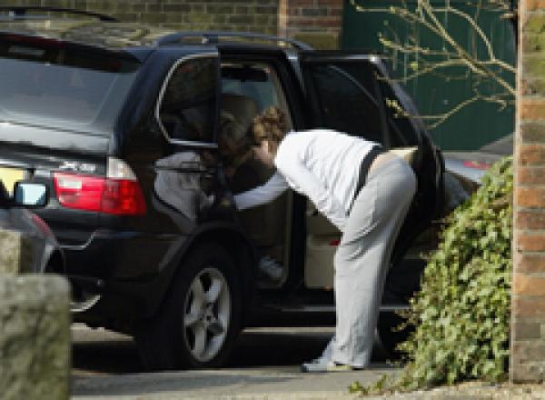 有孩子的家长一定要注意:先打开车门,再把孩子抱出来。(示意图/图片来源:Aura/Getty Images)