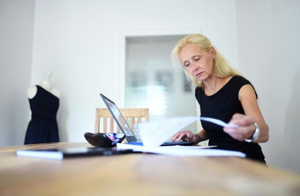 德国宴会经理Lulu,7月27日在家里工作。(INA FASSBENDER/AFP via Getty Images)