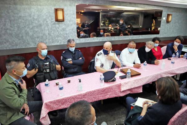 10月16日的工作会议现场。美丽城联合商会会长姜金玉(中)、巴黎20区区长普利耶(右三)、20区警察局长赫贡(左四)