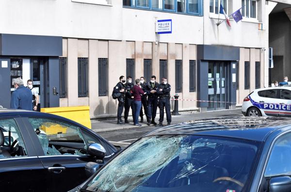 马恩河畔尚皮尼市警察局在被围攻后第二天的场景。(STEPHANE DE SAKUTIN/AFP via Getty Images)