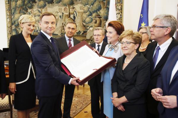   波兰官方24日表示，现任总统杜达（Andrzej Duda）确诊感染武汉肺炎。图为波兰总统杜达（左二）在参议院举行的会议上。（Michal Józefaciuk/Wikimedia/CC BY-SA 3.0 PL）