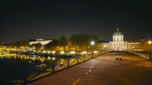 10月17日,巴黎实施宵禁,塞纳河艺术桥(Pont des Arts)上空无一人。(Kiran Ridley/Getty Images)
