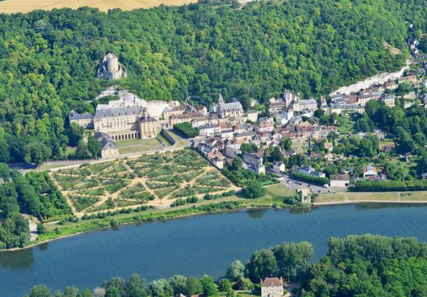 从空中俯瞰小镇全景与塞纳河（123RF）