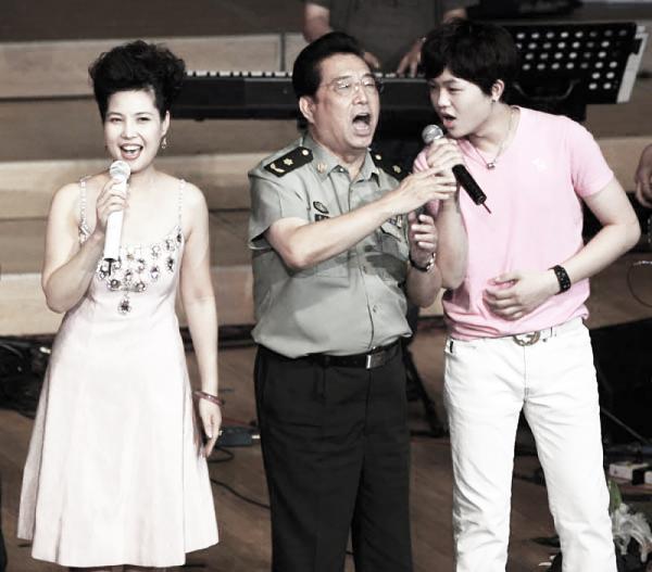 红歌家庭梦鸽（左）、李双江（中）、李天一（右）一家。