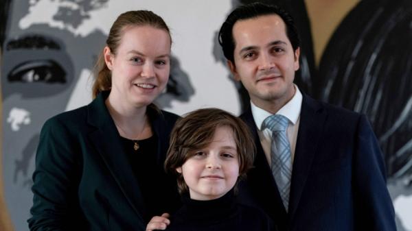 西蒙斯的父母非常尊重西蒙斯的人生选择,与上同时也希望他现在能够好好的享受童年生活,不想让他感受到太大的外部压力。图为2019年11月21日,西蒙斯在阿姆斯特丹的家中与父母Lydia和Alexander Simons合影留念。(图片来源:KENZO TRIBOUILLARD/AFP via Getty Images)