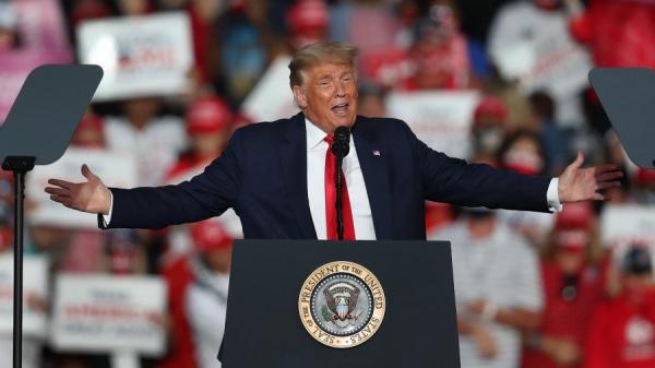 图为美国总统川普10月12日参加佛罗里达竞选集会。这是自其病毒阳性诊断以来首次回归亮相。(图片来源:Joe Raedle/Getty Images)