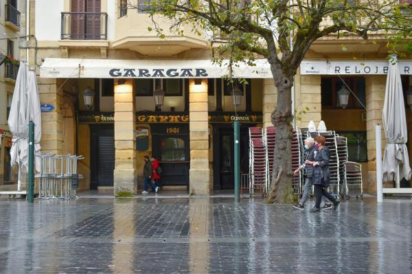 西班牙抗疫新政策规定，饭店和酒吧只允许外卖。（ANDER GILLENEA/AFP via Getty Images）