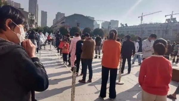 安徽省阜阳市颍上县出现确诊本土病例后,当地居民进行核酸检测。(图片来源:网络)