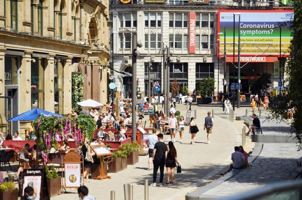 英国政府宣布11月4日起,在英格兰地区实施长达4周禁足令。图为英国全面封锁前,人们在英格兰西北部曼彻斯特市中心的Printworks附近的餐馆和咖啡馆旁走过。(AFP/Getty Images)