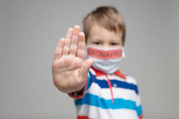 法国政府规定,6岁以上的儿童上学必须戴口罩。(123RF)