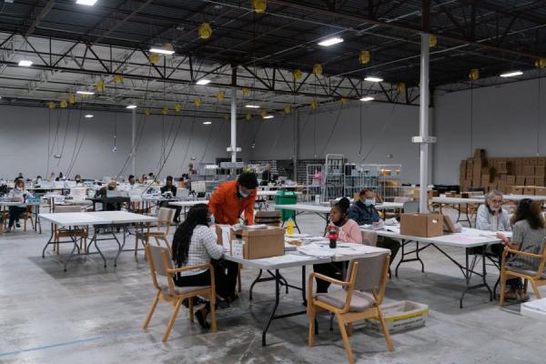 图为2020年11月7日，乔治亚州格温内特郡（Gwinnett）选举办公室在计算邮寄选票。（图片来源：Elijah Nouvelage/Getty Images）