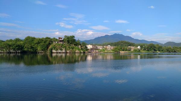 泾县的桃花潭(ZHANGZHUGANG/WIKI/CC BY-SA 4.0)