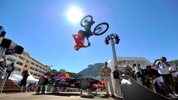 他骑自行车从一个屋顶跳到另一个屋顶!看得人双腿发软却又忍不住继续看!图为2014年5月24日,Danny MacAskill在摩纳哥一级方程式大奖赛之前,在红牛能源站执行机上的表演。(示意图/图片来源:Gareth Cattermole/Getty Images)