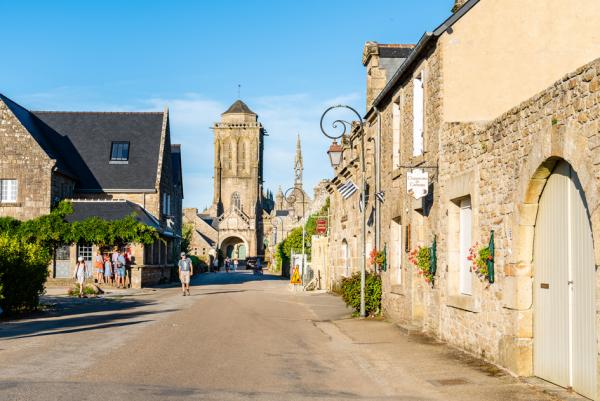 以圣人罗南隐居地命名的洛克罗南小镇。图中为圣•罗南教堂。（123RF）