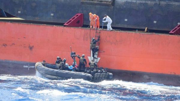 来自中国上海的商船「振华7号」上周五(13日)在西非几内亚湾遭遇海盗。意大利海军接报后派遣海军陆战队登船营救。(意大利海军Twitter图片)