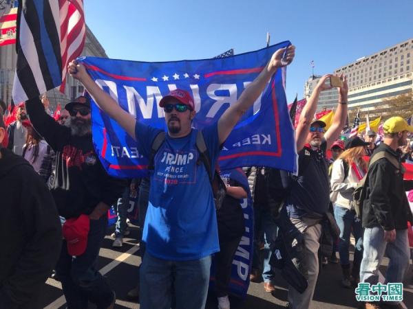 挺川大游行(图片来源:看中国)