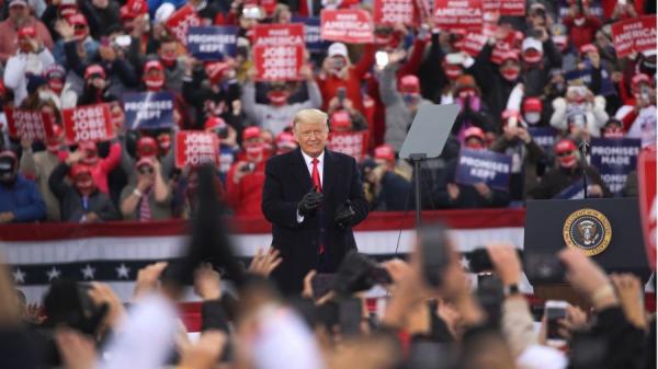 大选前川普总统在宾夕法尼亚州举行竞选集会，支持人群热情异常（图片来源：Spencer Platt/Getty Images）