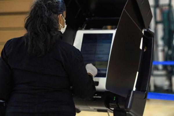 图为美国华盛顿DC在2020大选中使用的一种投票机。（图片来源：Nicholas Kamm/AFP via Getty Images）