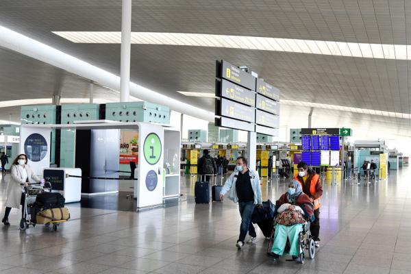 巴塞罗那机场1号航站楼,由于游客稀少,机场计划关闭它。(PAU BARRENA/AFP via Getty Image)
