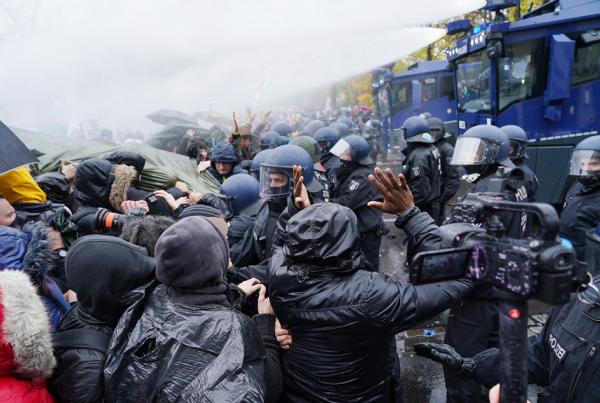 11月18日,德国民众在柏林抗议防疫新法,警方出动了水炮车。(Sean Gallup/Getty Images)