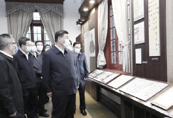 习近平参观中国近代实业家张謇的生平展。