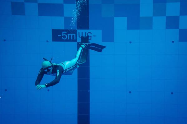 11月21日,全球最深潜水池Deepspot在波兰首都华沙附近的姆什乔努夫镇开幕。(WOJTEK RADWANSKI/AFP via Getty Images)