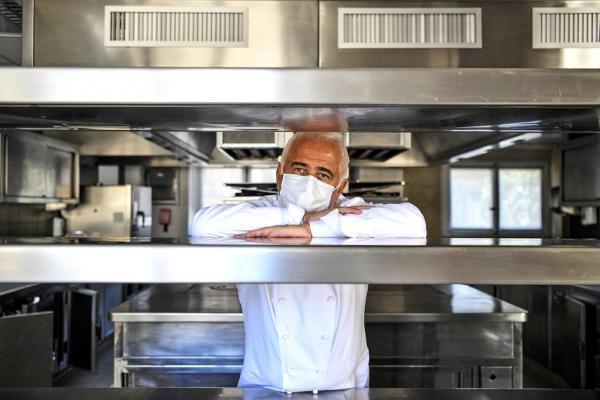 法国名厨Guy Savoy在位于La Monnaie de Paris的Guy Savoy餐馆空荡的厨房(CHRISTOPHE ARCHAMBAULT/AFP via Getty Images)