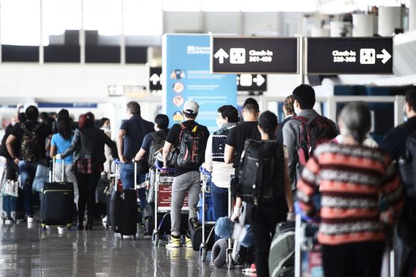 罗马机场，旅客在排队等候。（FILIPPO MONTEFORTE/AFP via Getty Images）