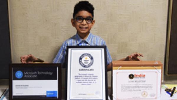 2020年11月9日,印度6岁男童阿尔哈姆手持证书在艾哈迈达巴德的Udgam儿童学校合影。(SAM PANTHAKY/AFP via Getty Images)